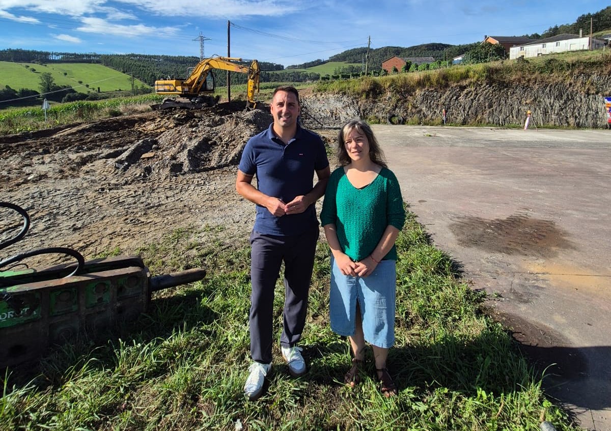 Iniciadas as obras de mellora dos accesos á antiga escola de Fórnea, en Trabada