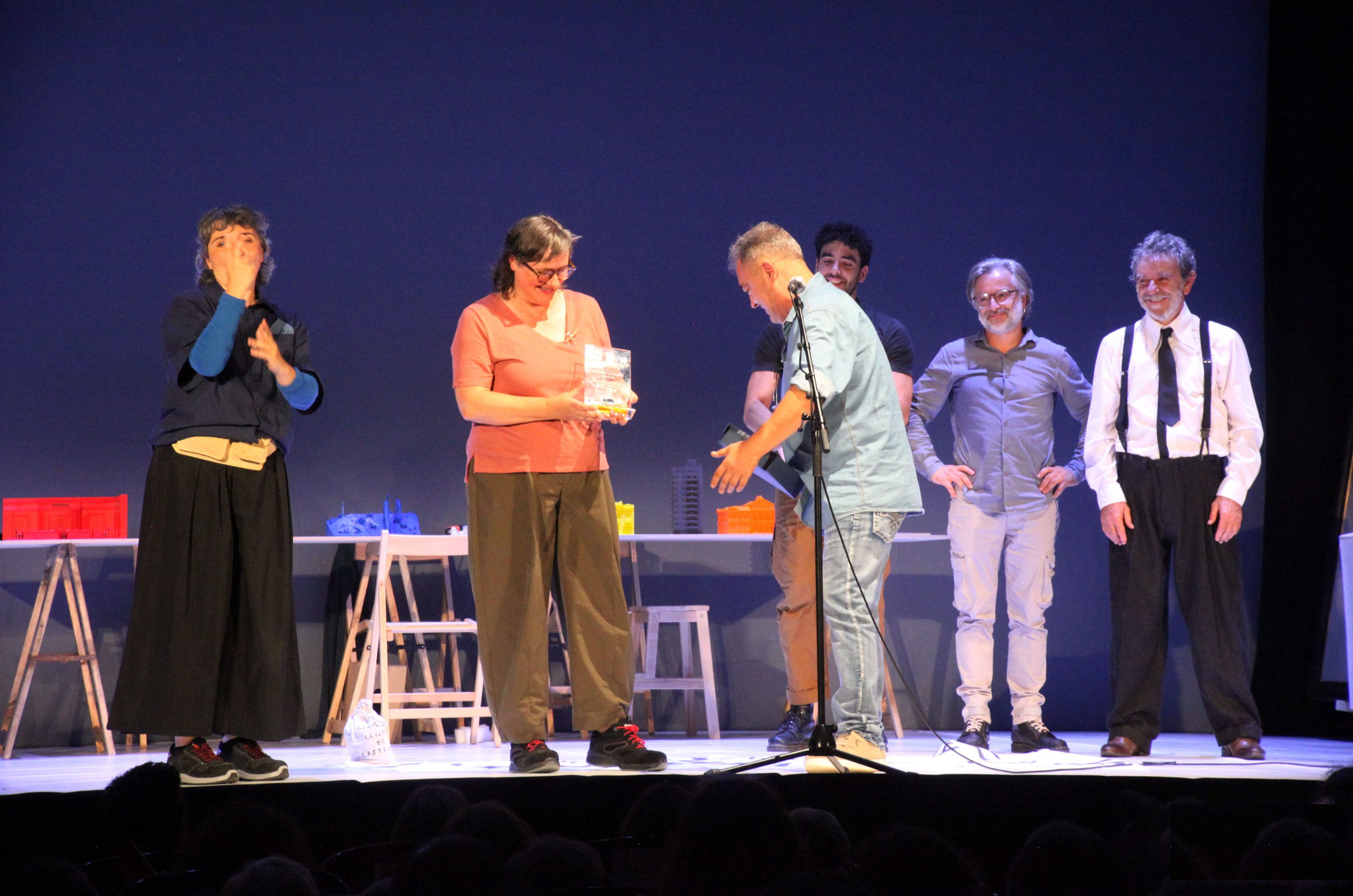 A Mostra de Teatro de Cariño entrega o Premio Público Adulto da última edición ao Grupo Chévere