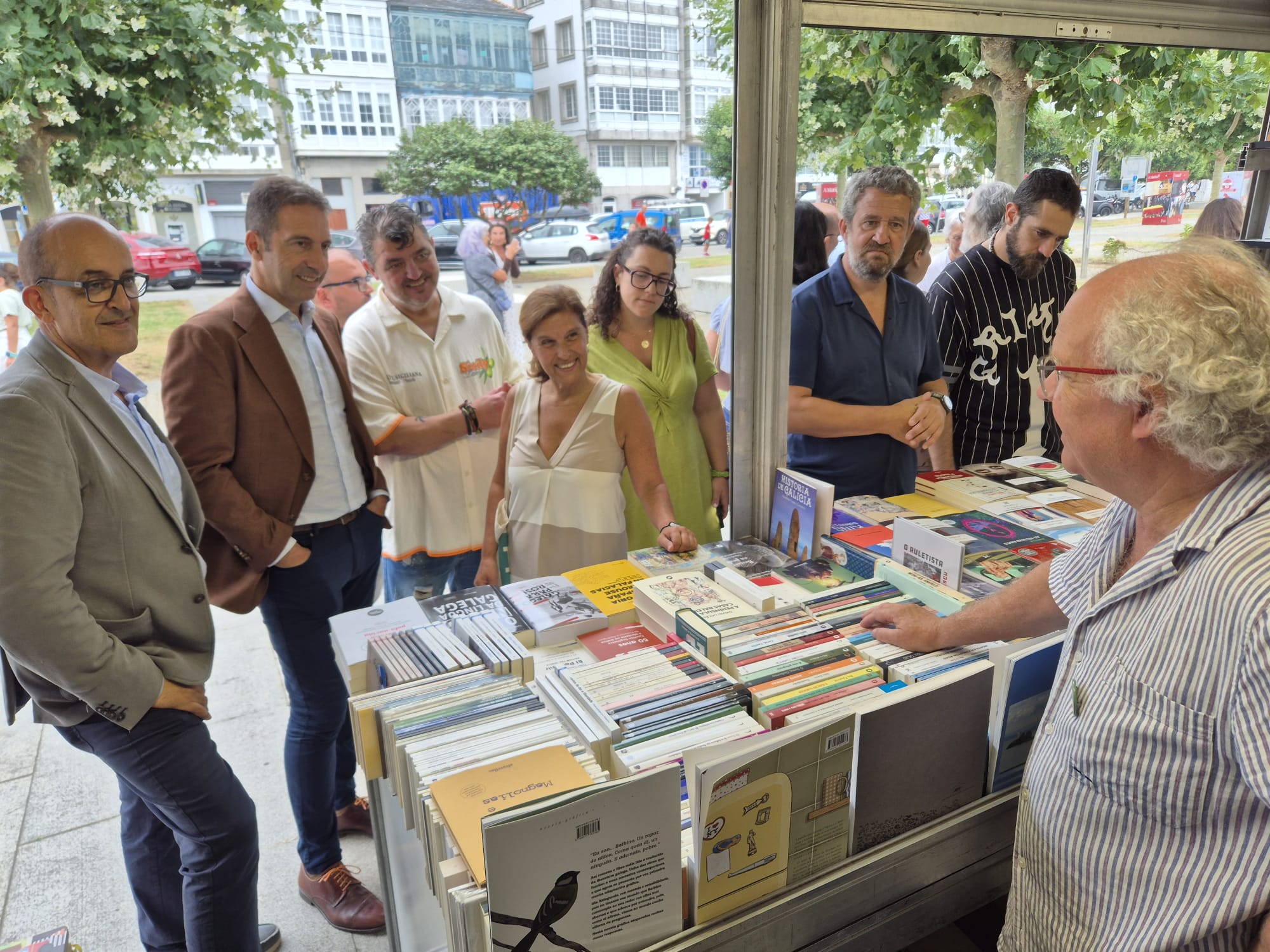 Arrinca a Feira do Libro de Viveiro con preto de medio cento de actividades