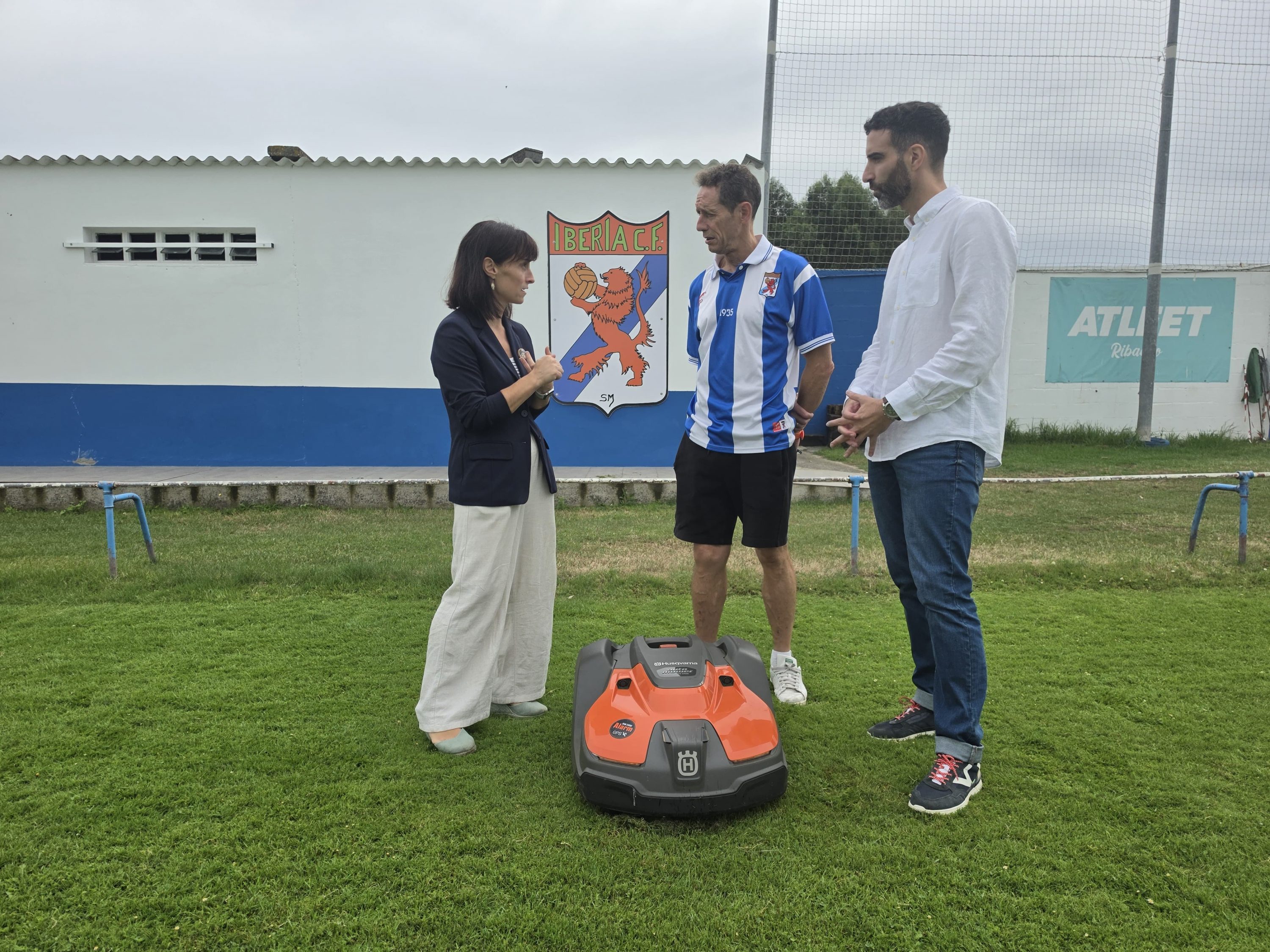 O Concello de Barreiros mellora os campos de fútbol con novos robots cortacéspedes