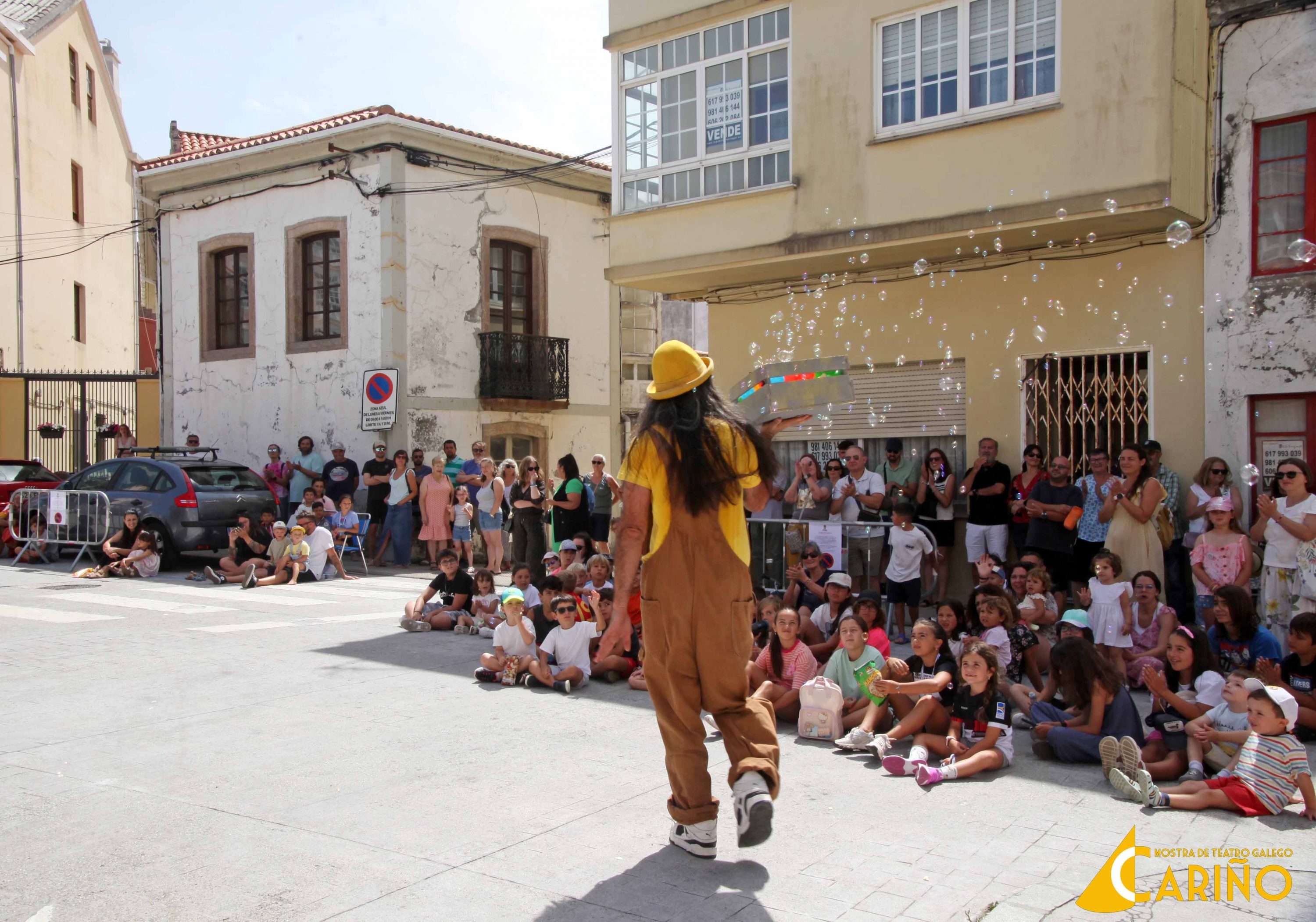 O circo e a maxia toman a Praza da Pulida para poñer o broche final á XLVIII Mostra de Teatro Galego de Cariño