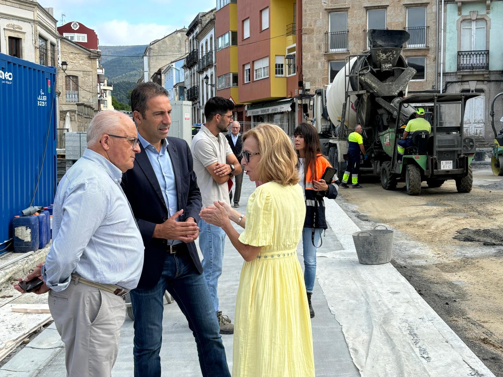 A Xunta e o Concello supervisan a humanización da praza de Santa María do Valadouro, executada xa a medio camiño