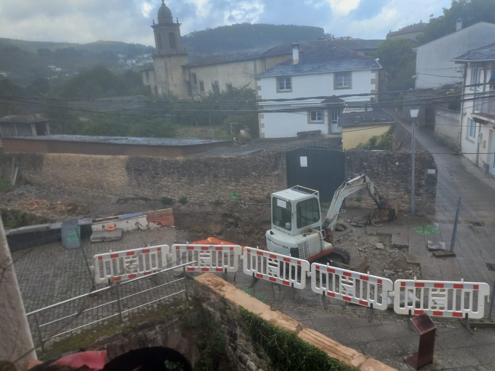 Veciños do barrio de Xunqueira, en Viveiro, denuncian o estado do cruce entre Camiño Real, Ponte Vella, rúa dos Pelamios e Camiño do Campo da Festa, afectado polas obras que executan Augas de Galicia, Concello e Deputación