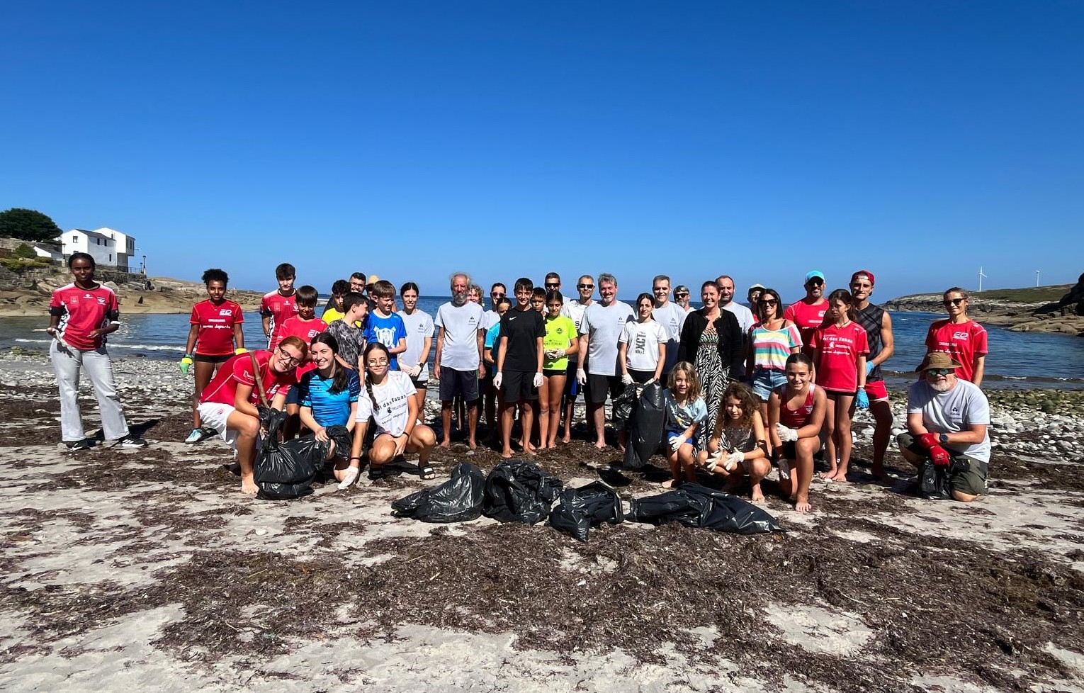 O Club Maderas Barcia Cervo organiza unha xornada de limpeza na praia da Caosa