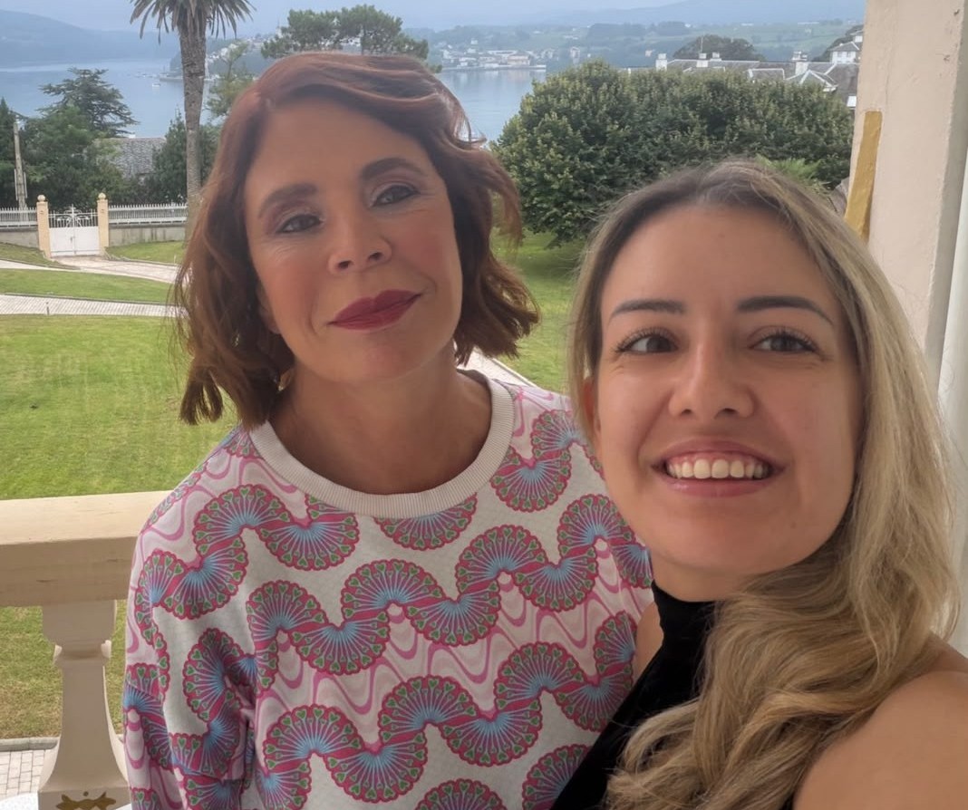 A estilista focega Kathy Navarro peina e maquilla a Ágatha Ruiz de la Prada nun evento familiar
