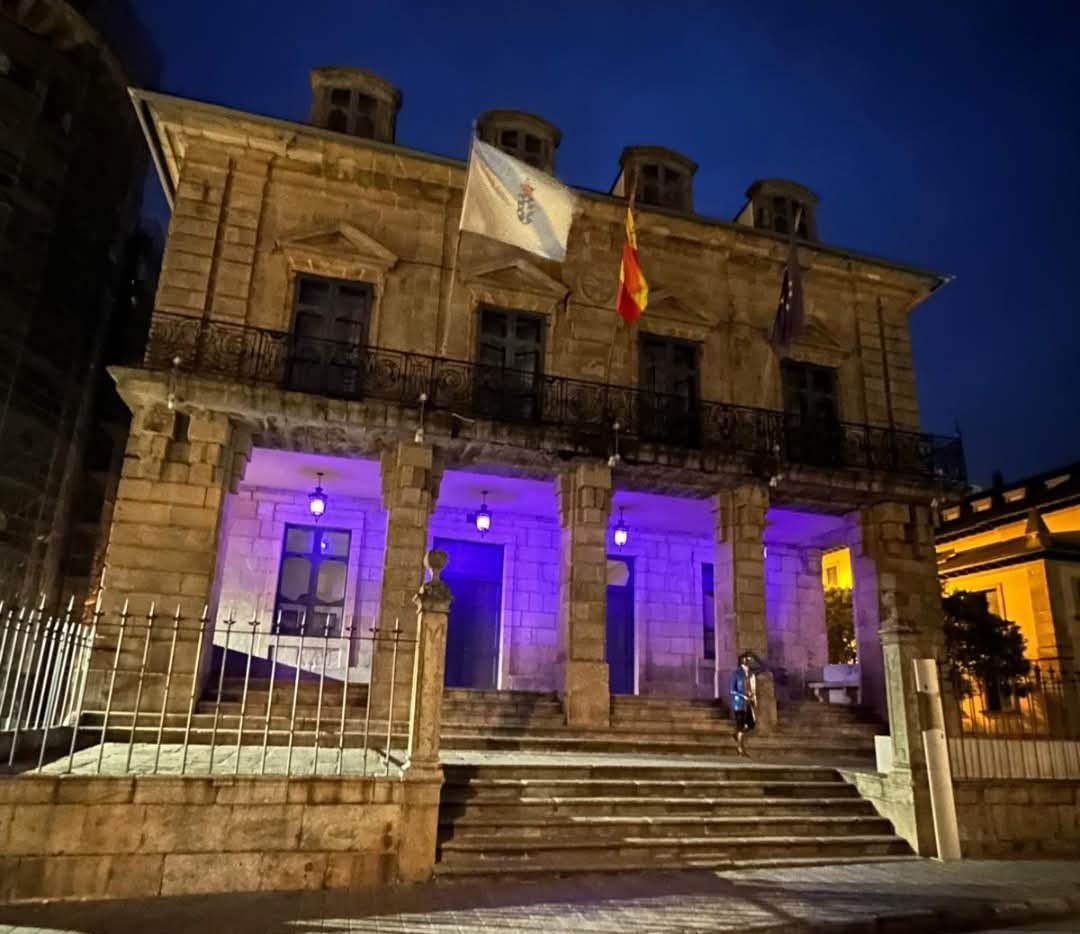 Ribadeo ilumina a Casa do Concello de morado polo Día Mundial do Alzheimer