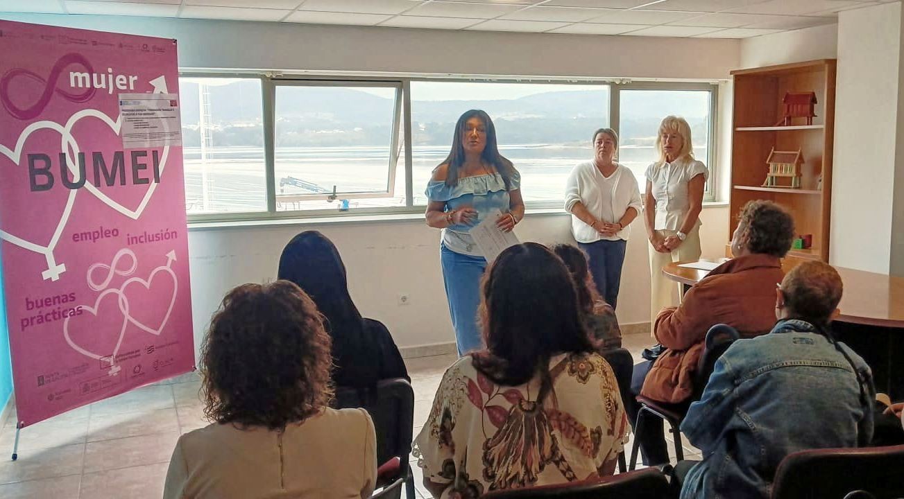 Mulleres inmigrantes de Foz completan con éxito os cursos de caixeira/repoñedora e camareira de pisos