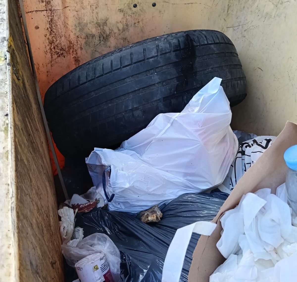 O Concello de Ortigueira lamenta o mal uso dos colectores e fai un chamamento á responsabilidade veciñal co medio ambiente