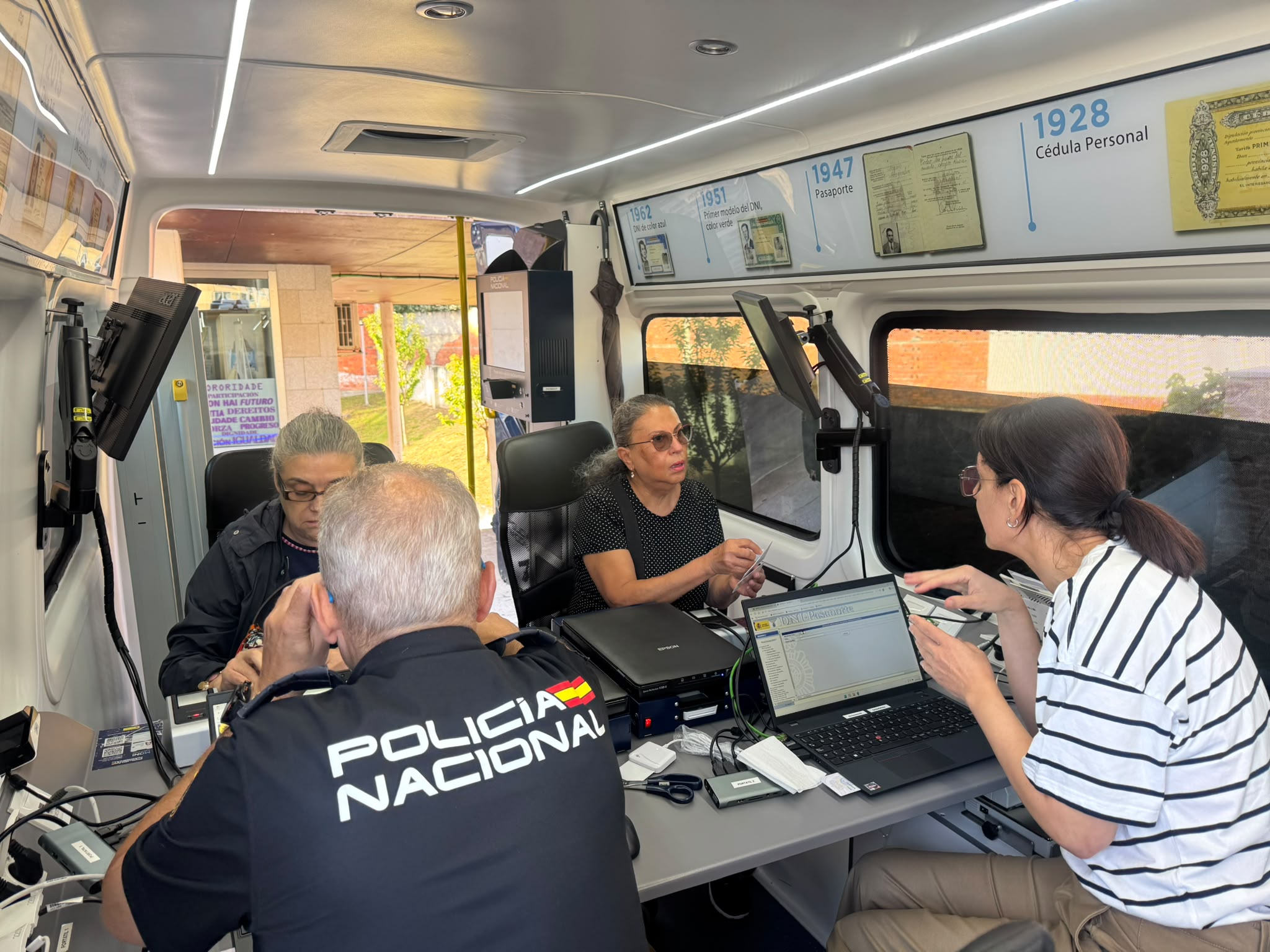 Burela estrea a unidade móbil da Policía Nacional para tramitar DNI e pasaporte