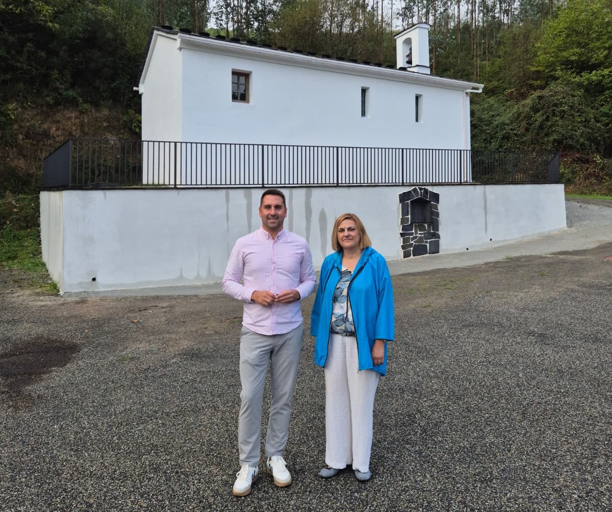 Rematan as obras de mellora da contorna da capela de San Miguel en Vilapercide, Trabada