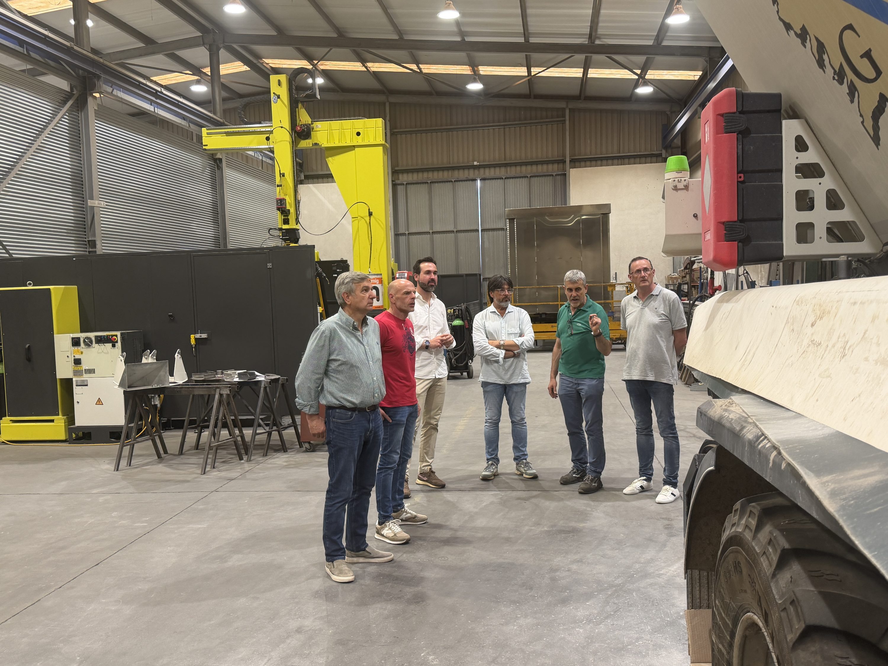 Deputados populares visitan Carrocerías Hermanos Rega, en Alfoz, e poñen en valor a súa contribución ao desenvolvemento da provincia