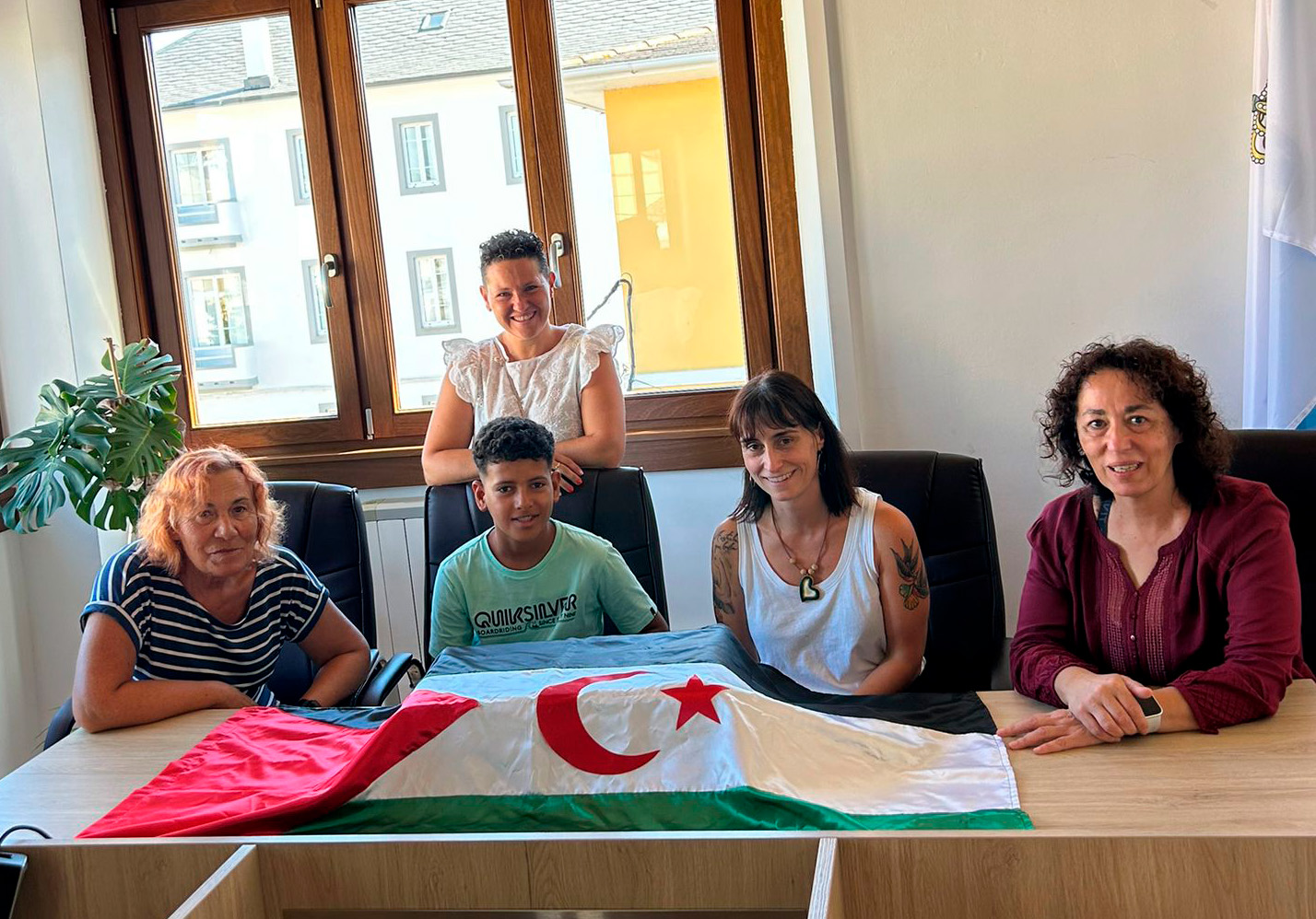 Emotiva despedida en Barreiros do pequeno Hamdi tras dous meses de convivencia nunha familia de acollida