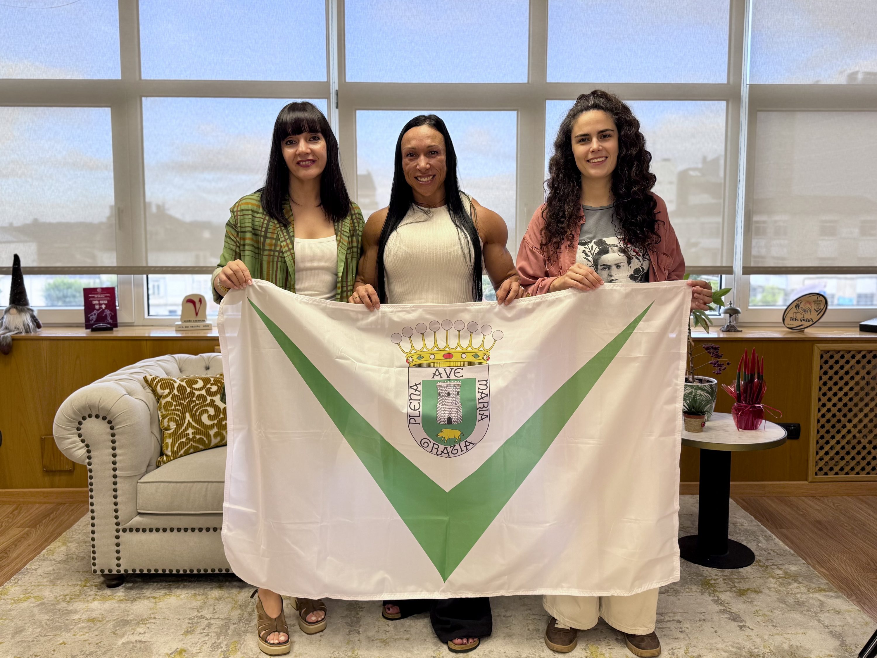 A alcaldesa de Vilalba, Marta Rouco, e a concelleira de Deportes, Paula Vigo, recibiron este venres no Concello á deportista vilalbesa Julia Cabarcos, logo de converterse na primeira galega en lograr unha praza para o Mr. Olympia de Las Vegas, unha das citas de maior prestixio internacional do culturismo