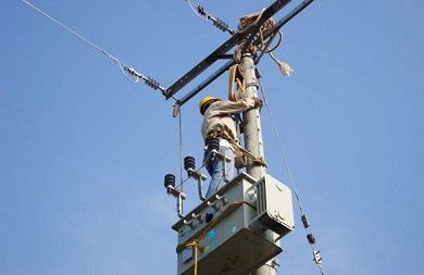 A veciñanza do Valadouro esixe á empresa eléctrica unha solución aos microcortes diarios