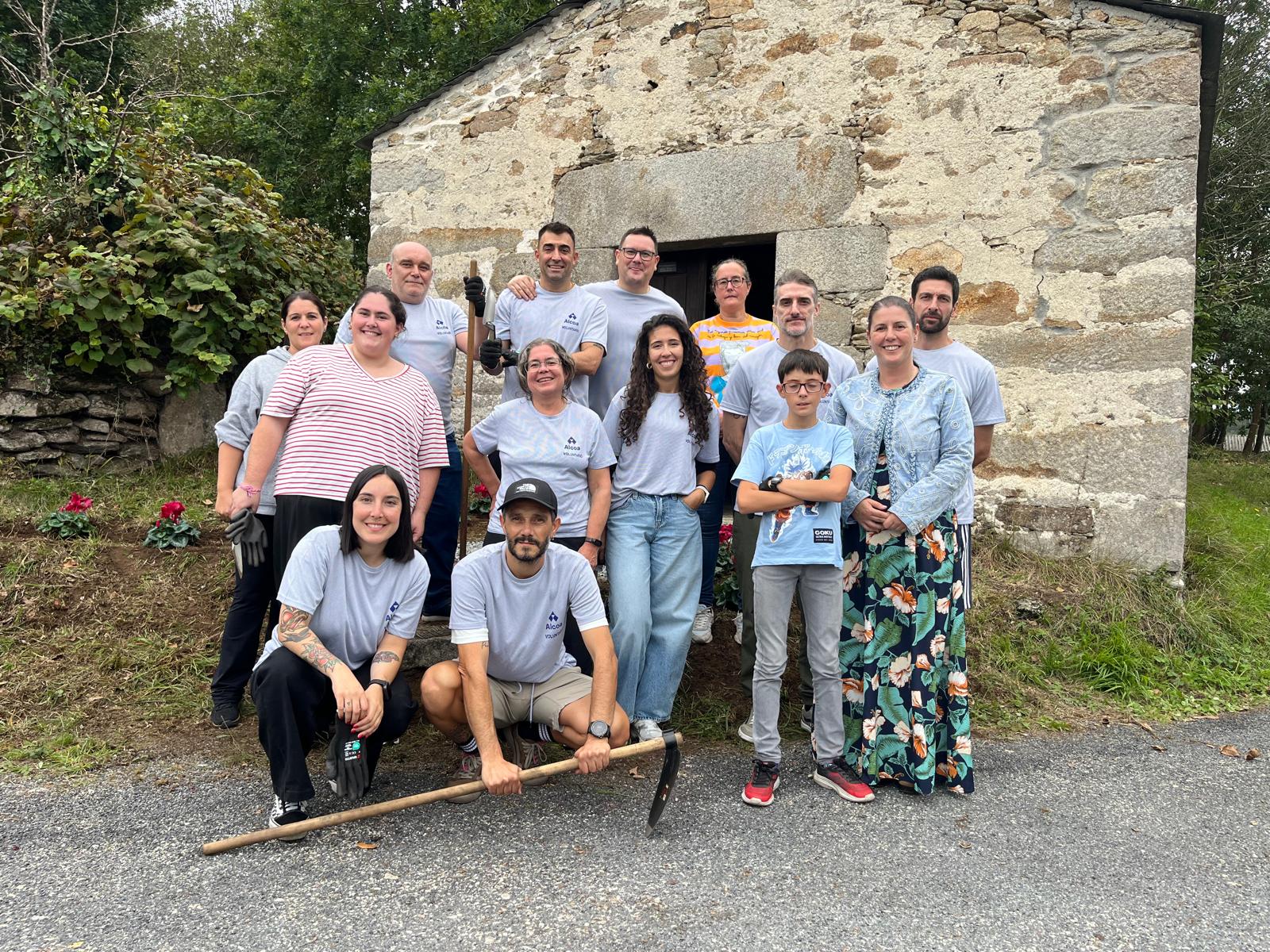 Voluntarios de Alcoa e a Comisión de Festas de Lieiro realizan labores de limpeza e mellora na Capela do Guioncho