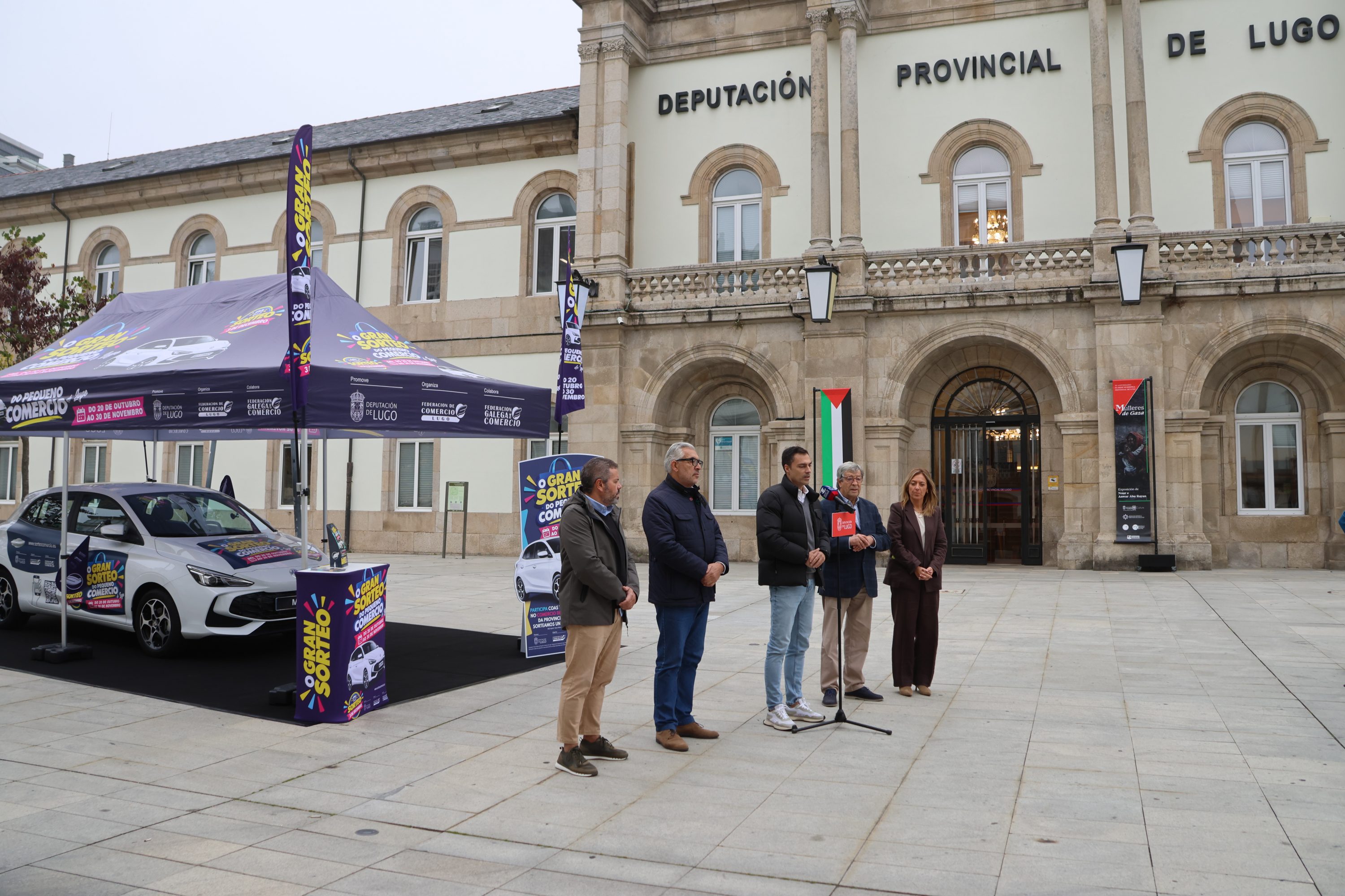 O deputado de Promoción Económica e Social, Pablo Rivera, e o presidente da Federación de Comercio de Lugo, José María Seijas, presentaron o Gran Sorteo do Pequeno Comercio de Lugo, unha campaña que sortea un vehículo híbrido para incentivar as compras no comercio de proximidade ata o 30 de novembro