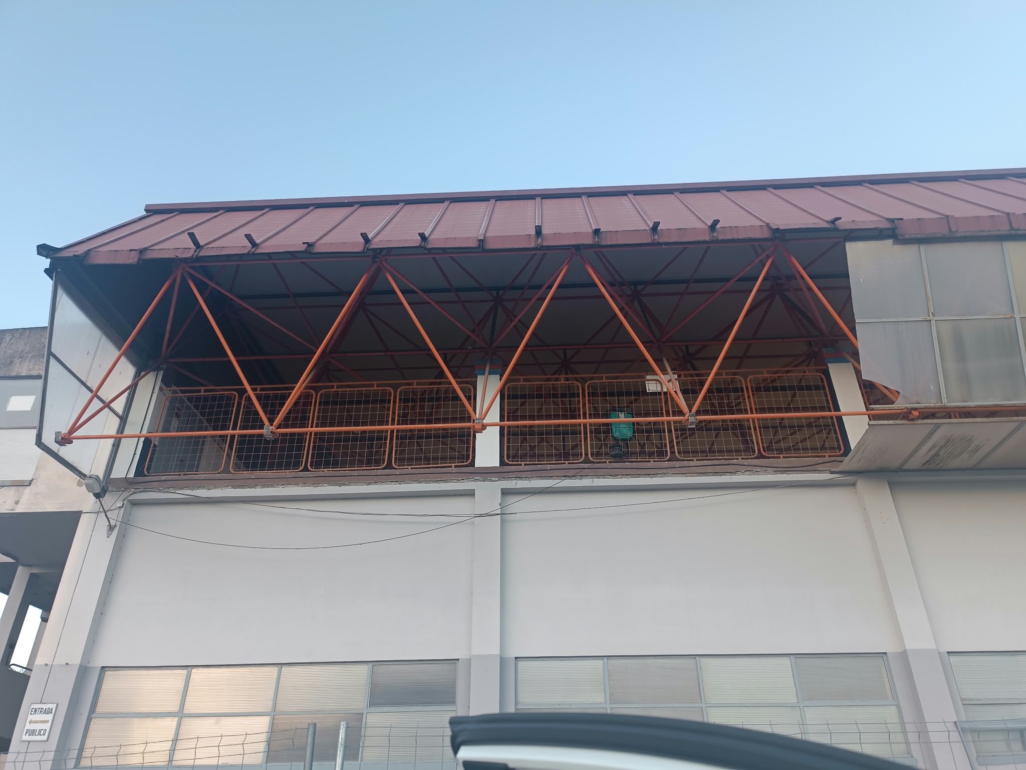 Comezan as obras de substitución da carpintería exterior no pavillón municipal de Viveiro