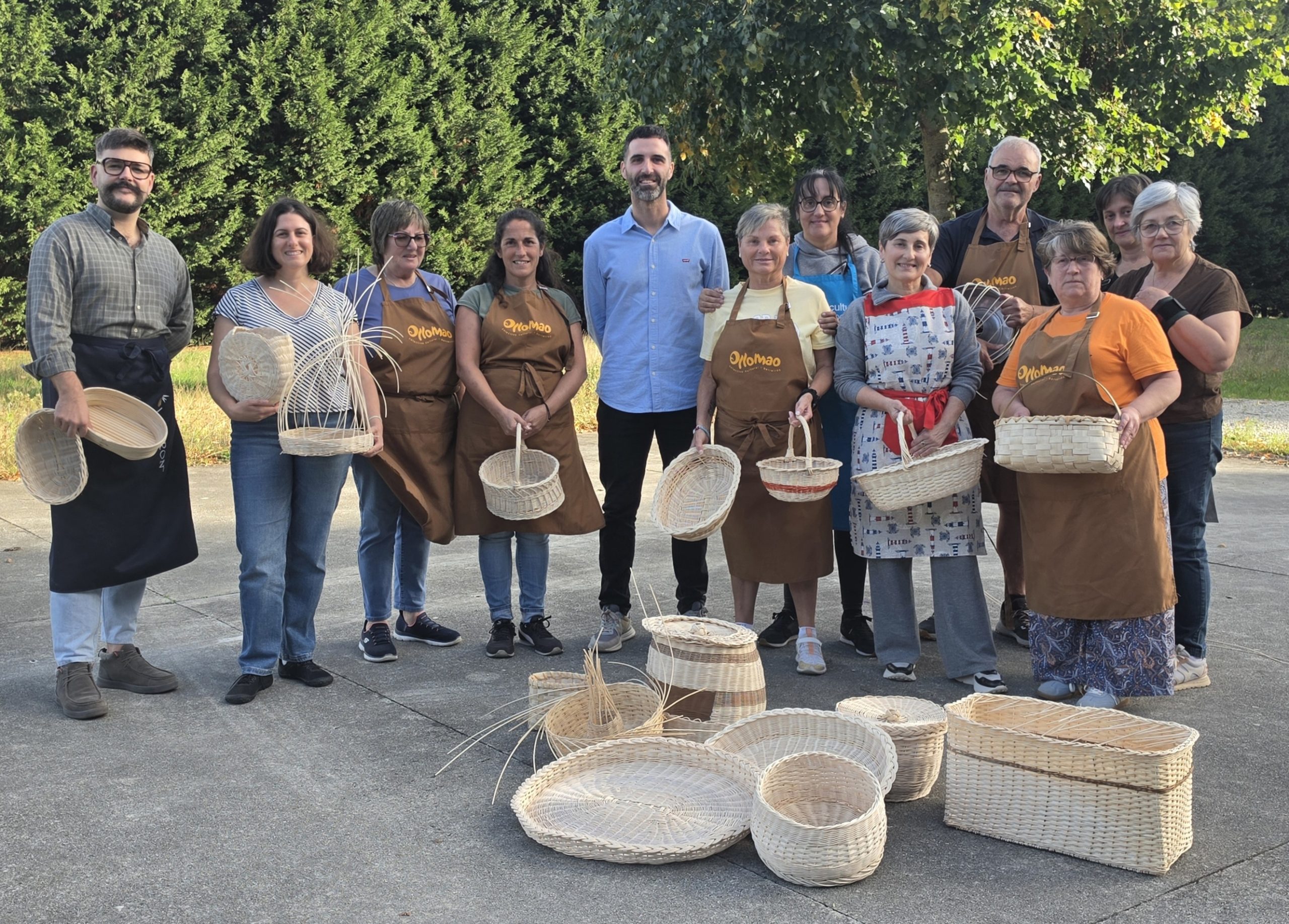 A veciñanza de Vilamar, en Barreiros, fai cestería co programa 'Mans Artesás' da Vicepresidencia da Deputación