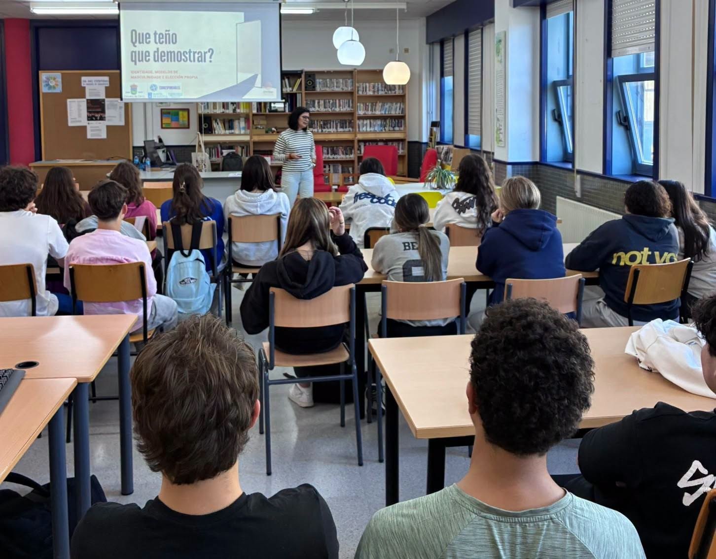Alumnado do IES Marqués de Sargadelos recibe unha sesión sobre masculinidade na adolescencia