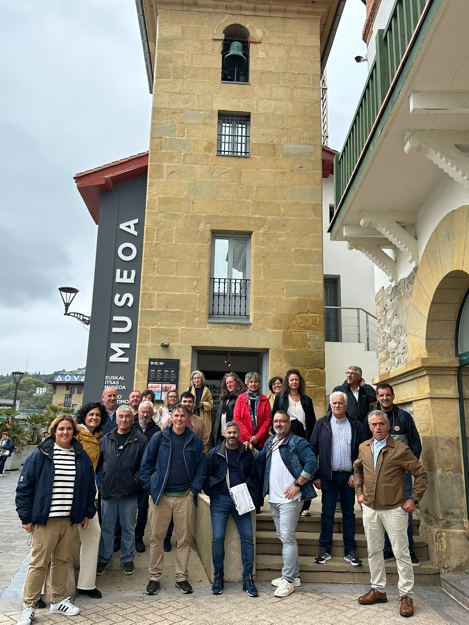 Máis de vinte representantes dos GALP galegos participaron entre o 28 de setembro e o 2 de outubro nunha visita de estudo ao País Vasco para coñecer experiencias de relevo xeracional, formación e innovación no sector marítimo‑pesqueiro