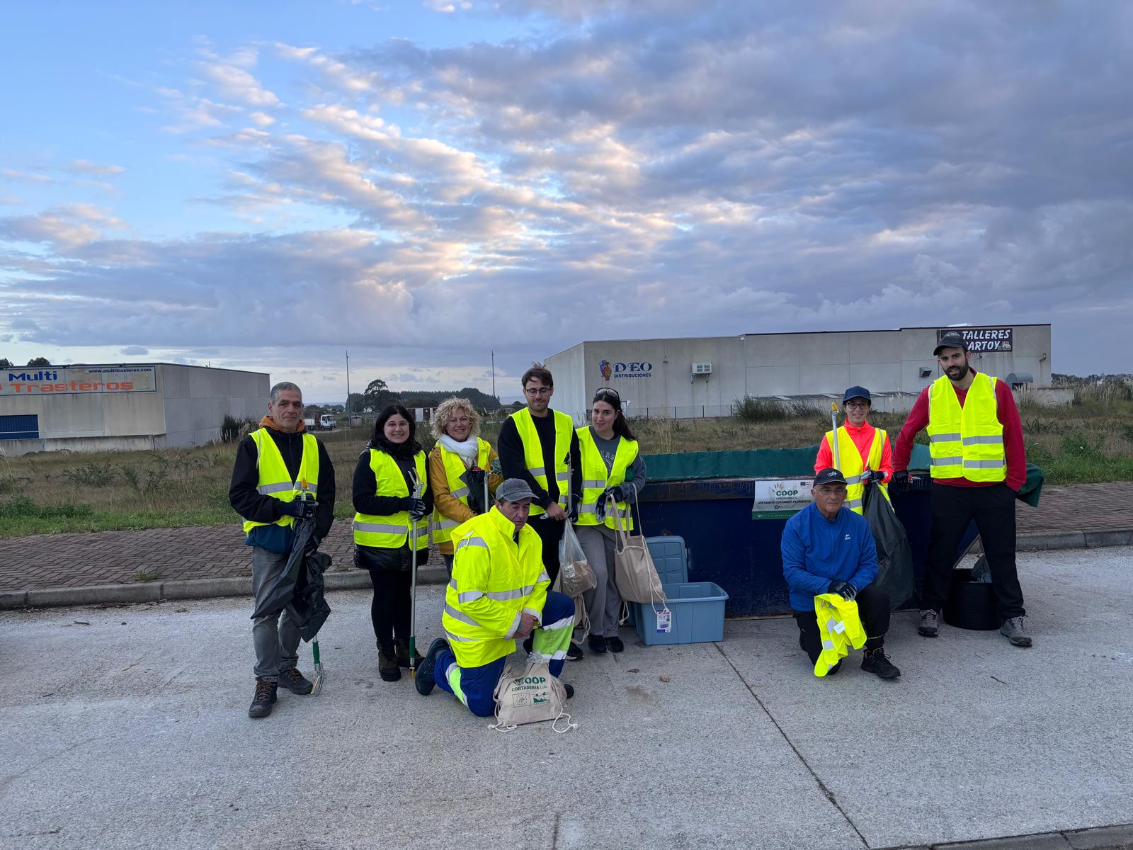 Unha xornada de voluntariado evita a dispersión de 384 millóns de sementes de herba da Pampa en Ribadeo